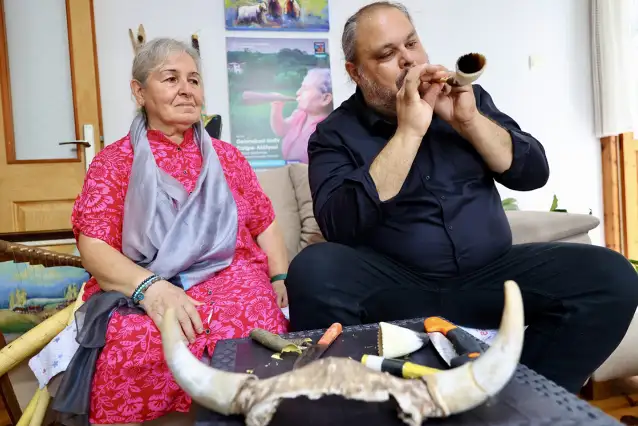 Müzik öğretmeni, ev atıklarından çalgı yapıyor