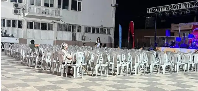 Çerçioğlu'nun parti değişikliği halk konserine yansıdı: Çeştepe'de boş sandalyeler