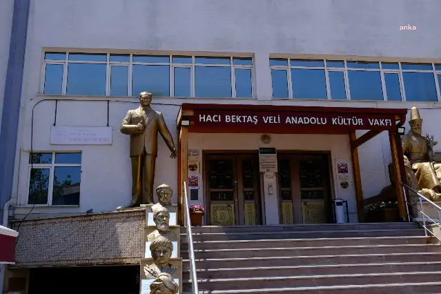 Eskişehir'de cemevinin çatısına kurulan baz istasyonu, tepkiler sonucunda kaldırıldı