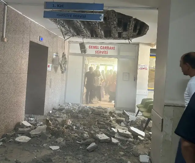 Denizli Devlet Hastanesi'nin tavanı çöktü