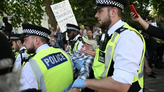 İngiltere’de “Palestine Action” destekçilerine polis müdahalesi: 446 gözaltı