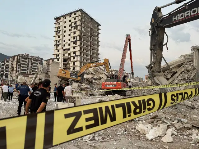 Kahramanmaraş’ta ağır hasarlı bina yıkımda devrildi: Operatör hayatını kaybetti