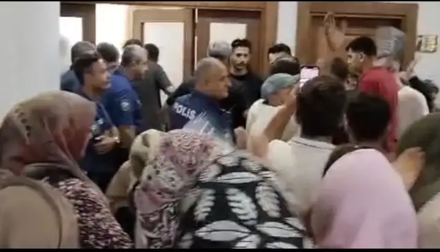 Kahramanmaraş'ta susuz kalan vatandaşlar, bidonlarla belediye binasına giderek duruma tepki gösterdi