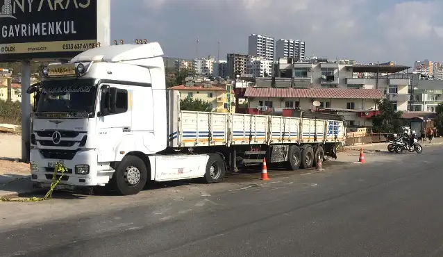 Mersin Erdemli’de kaza: Yurt çocuklarını taşıyan minibüs TIR’a çarptı, 2 ölü 10 yaralı