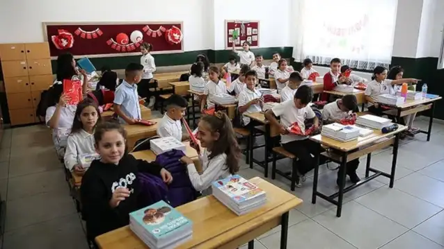 Okul kıyafetlerinde sade ve ekonomik model dönemi: 4 yıl boyunca kullanılacak