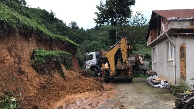 Rize’de sağanak sonrası heyelan: Ulaşımda aksamalar yaşandı