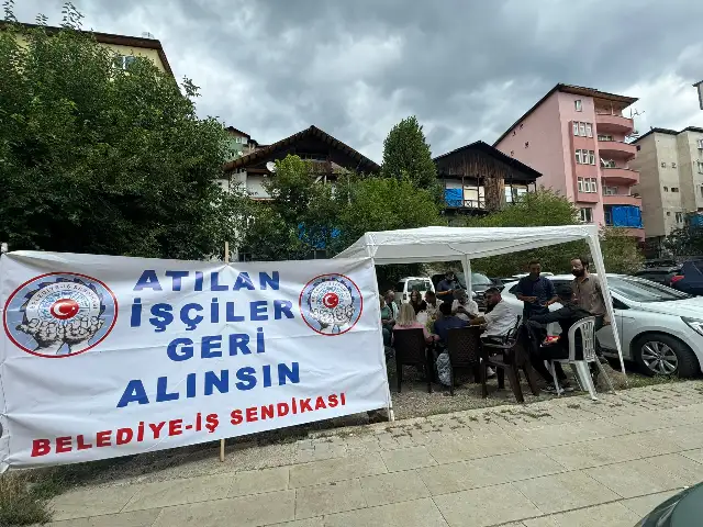 Şavşat’ta, mahkeme kararına rağmen belediyedeki işlerine başlatılmayan 30 işçi "eylem çadırı" kurdu