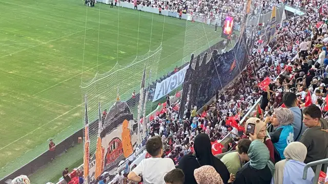 TÜGVA Yaz Okulları Finali: Stadyumda tekbir, sahnede dua