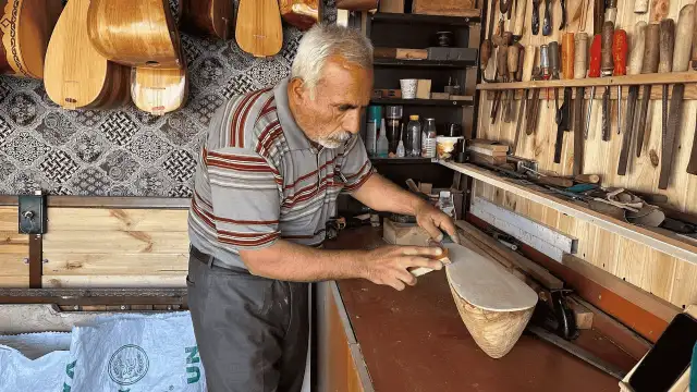 Depremde atölyesi yıkılan saz ustasına Adıyaman Belediyesi sahip çıktı