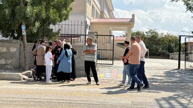 Van'da bir şüpheli, okulda 2 öğretmeni yaraladı