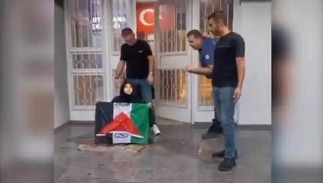 Adana'da oturma eylemi yapan kadına müdahaleyle ilgili 3 polis görevden uzaklaştırıldı