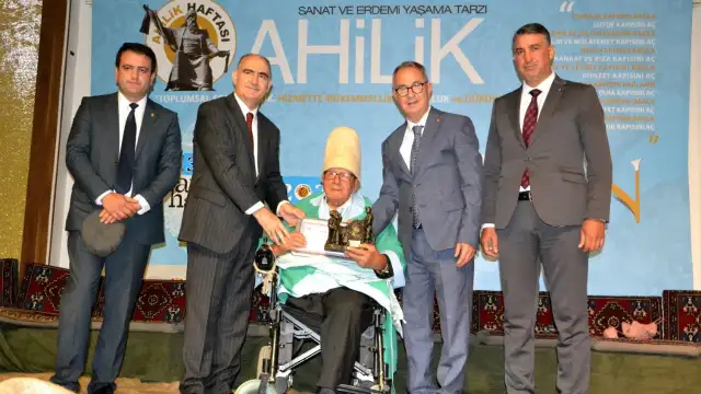 Manisa’da yılın ahisi 94 yaşındaki Akhisarlı Bakkal Abdül dede