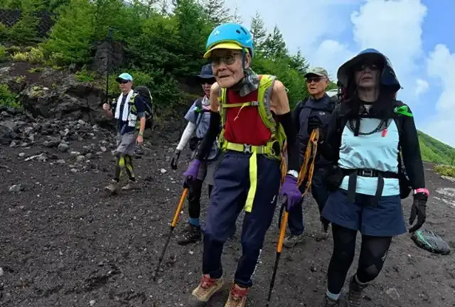 Japonya'da 102 yaşındaki dağcı, Fuji Dağı'nın zirvesine tırmanan en yaşlı kişi oldu
