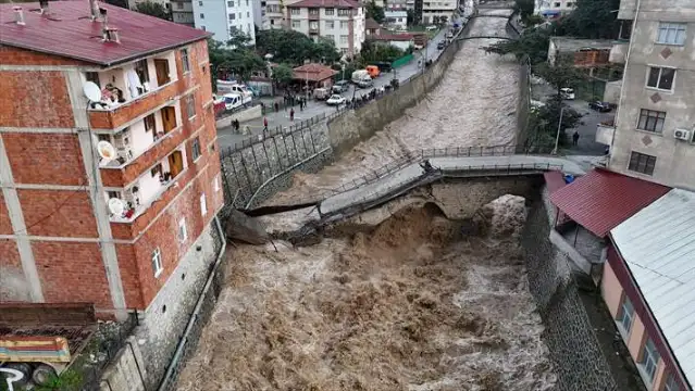 Artvin Borçka'da tarihi kesmetaş köprü yoğun yağış nedeniyle çöktü