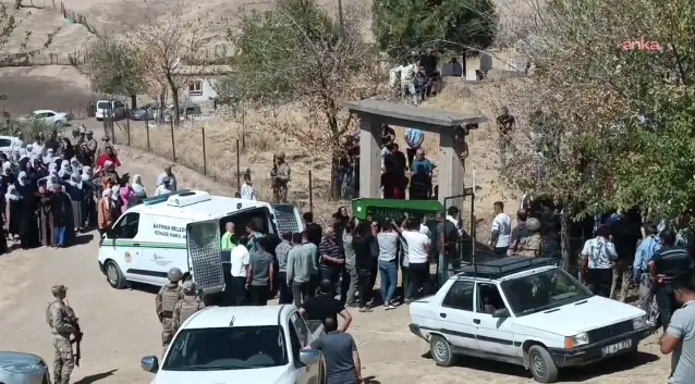 Batman’da silahlı saldırıda öldürülen anne, baba ve 2 çocuğu toprağa verildi