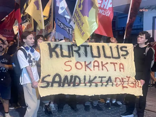 İzmir’de üniversite öğrencilerinden CHP’ye kayyum atamasına tepki: Kurtuluş sokakta, sandıkta değil