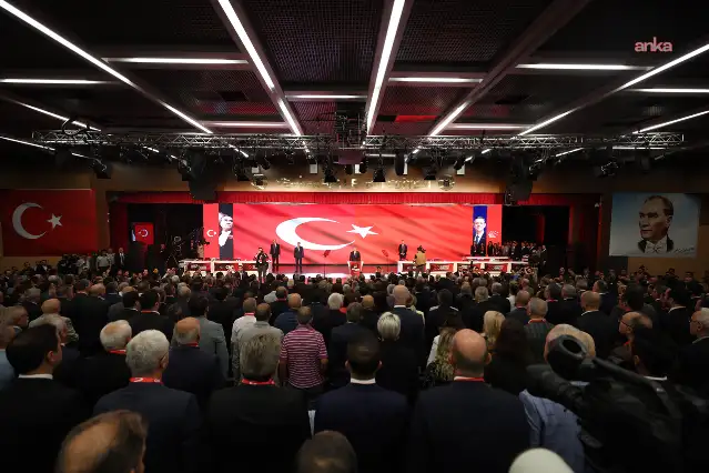 CHP'nin kurultayında seçimlere geçilebilmesi için "usuli olarak güvensizlik oylaması” yapıldı