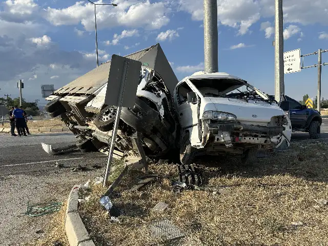 Çorum'da kamyonetle minibüsün çarpışması sonucu 5 kişi yaralandı
