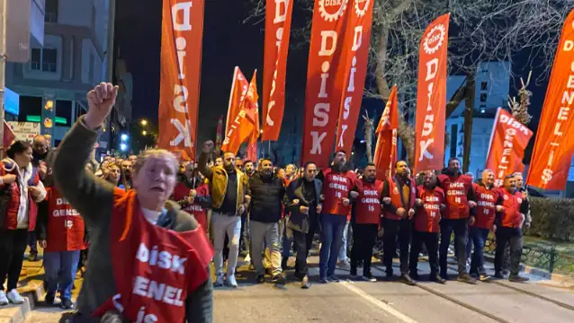 İzmir’de ifade vermeye giden sendikacılar “Erdoğan’a hakaret”ten gözaltına alındı