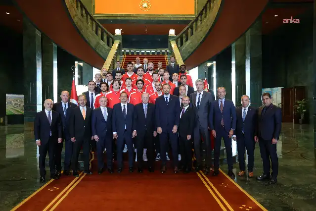 Cumhurbaşkanı Erdoğan, A Milli Takımı Cumhurbaşkanlığı’nda kabul etti