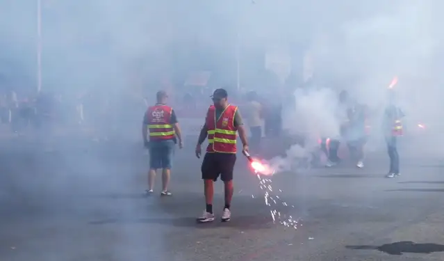 Fransa'da kemer sıkma politikaları karşıtı eylemlerde 58 kişi gözaltına alındı