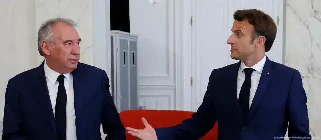 Fransa'da güvenoyu alamayan hükümet düştü