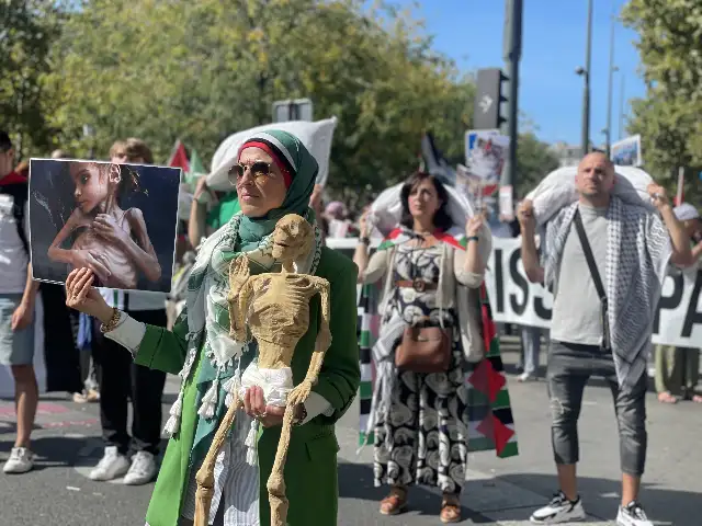 Paris’te Gazze için on binlerce kişi sokağa çıktı