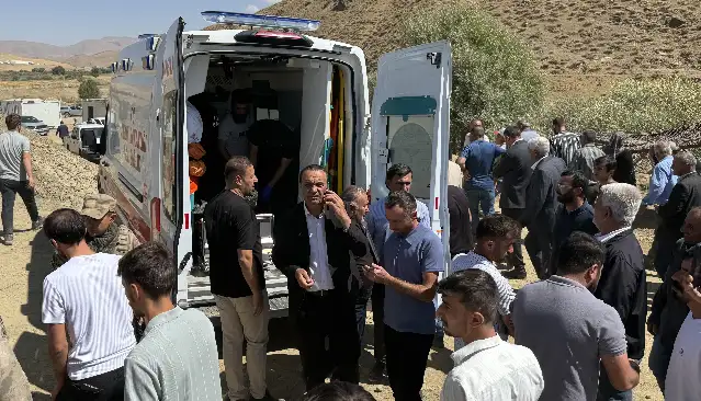 Hakkari’de iş makinesi ile kamyon arasında sıkışan operatör hayatını kaybetti