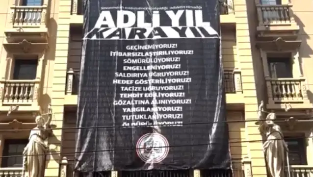 İstanbul Barosu binasına "Kara yıl" pankartı asıldı