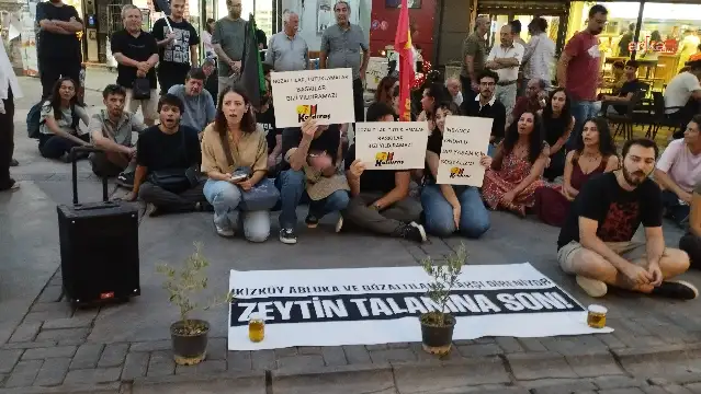 İzmir'de çevreciler Akbelen için oturma eylemi yaptı