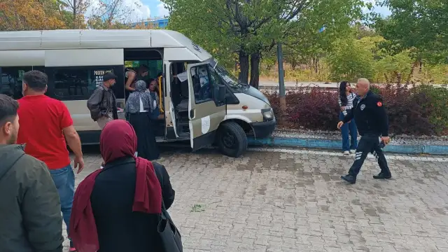 Kırıkkale'de dolmuş ağaca çarptı: 13 üniversite öğrencisi yaralandı