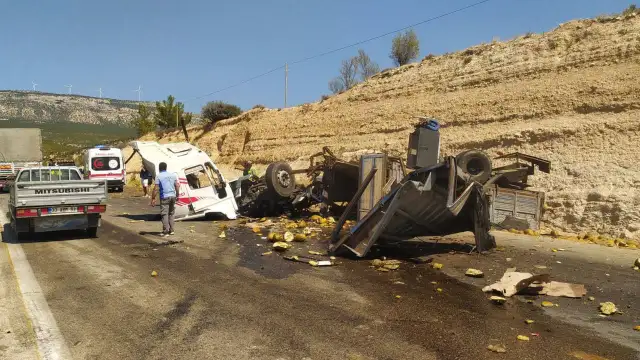 Mersin'de TIR, yolcu otobüsüne arkadan çarptı: Ölü ve yaralılar var!