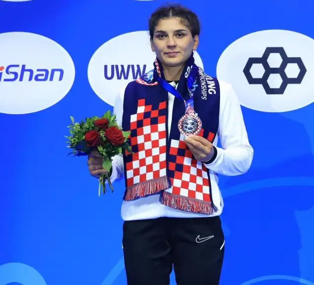 Milli güreşçi Nesrin Baş, Dünya Şampiyonası'nda gümüş madalya aldı