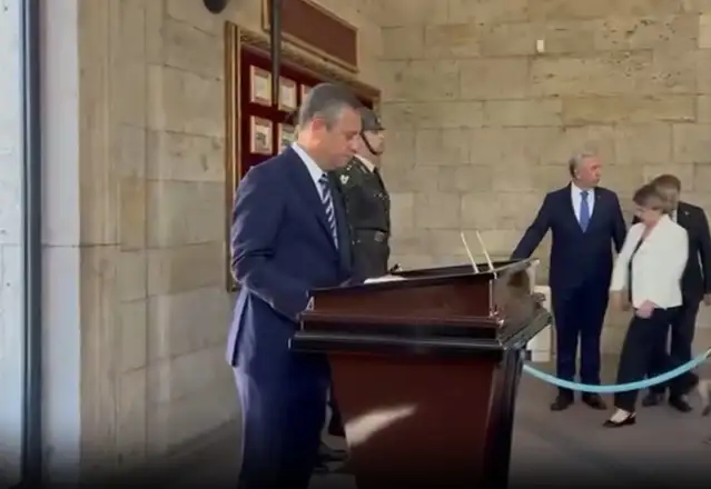 Özgür Özel Anıtkabir'de: Bugün ağır saldırılar altında olan partimizi ne olursa olsun savunacağız