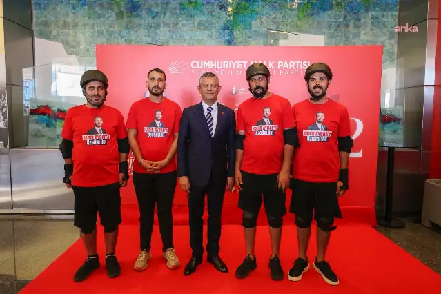 Tutuklu belediye başkanlarına destek için yola çıkan “Özgürlük Pedalları”, CHP Genel Merkezi’nde