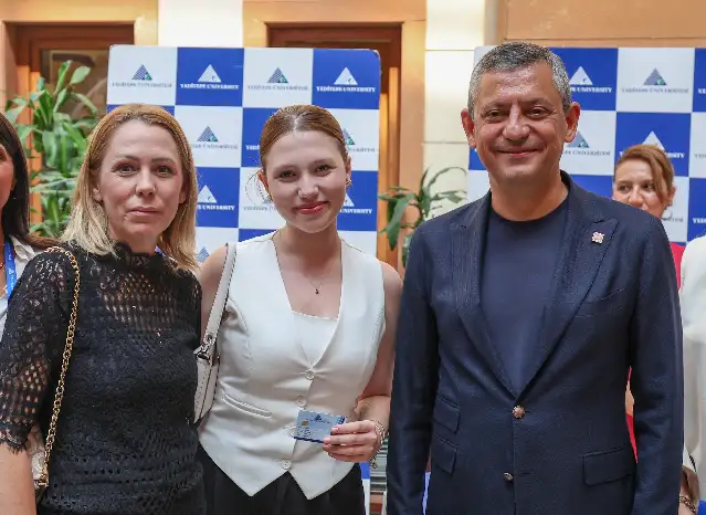 Özgür Özel, Ferdi Zeyrek’in kızı Nehir Zeyrek’in Yeditepe Üniversitesi’ne kaydında eşlik etti