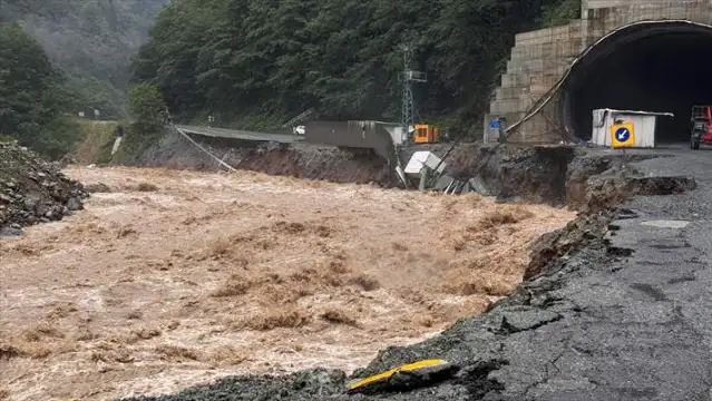 Rize’de heyelan: Ayder Yaylası'nın yolu ulaşıma kapandı