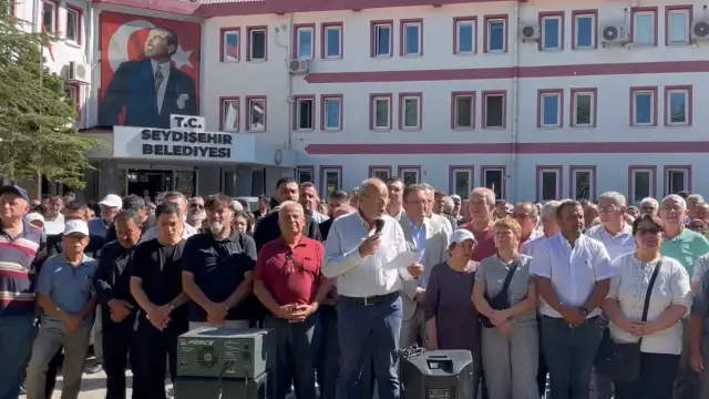 Seydişehir Belediye Başkanı Hasan Ustaoğlu AKP'ye geçti, halk sokağa döküldü