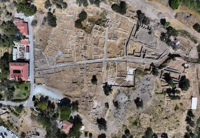 İzmir'in 5 bin yıllık geçmişi gün yüzüne çıkıyor: Smyrna Höyüğü'nde kazılar devam ediyor
