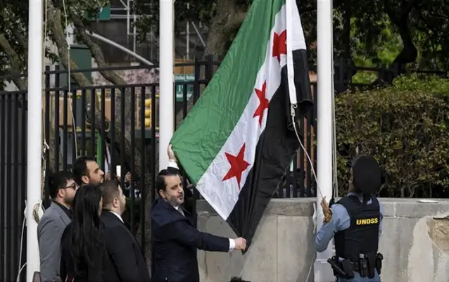 Suriye bayrağı, Washington’da göndere çekildi
