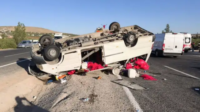 Şanlıurfa’da tarım işçilerini taşıyan minibüs devrildi: 19 yaralı