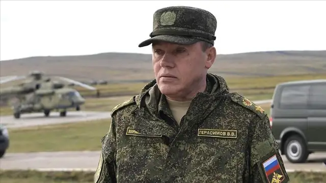 Rusya Genelkurmay Başkanı Gerasimov, Ukrayna'da savaşan Rus birliklerini teftiş etti