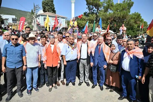 Manisalı Yörükler bağ bozumunu karnavala dönüştürerek kapattı