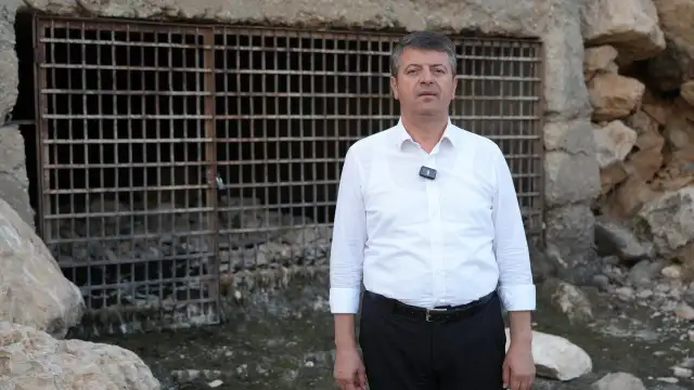 Abdurrahman Tutdere tamamen kuruyan Gürlevik su kaynağında incelemelerde bulundu