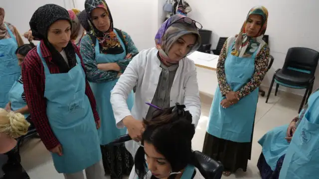 Adıyaman Belediyesi ve Diakonie Derneği’nden kadınlara kuaförlük eğitimi