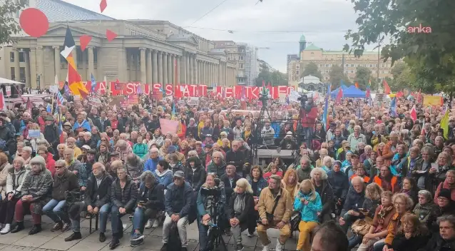 Almanya'nın Stuttgart kentinde binlerce kişi barış için yürüdü