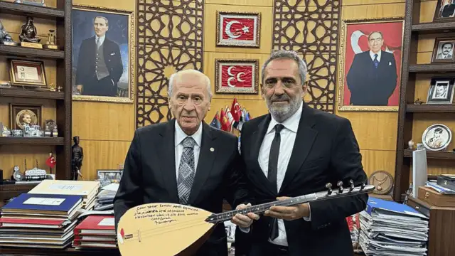 Yavuz Bi̇ngöl'den Bahçeli̇'ye bağlama hediyesi