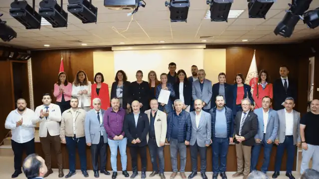 CHP Manisa İl Başkanı Özalper mazbatayı aldı: Halkın iktidarını Manisa’dan başlatacağız