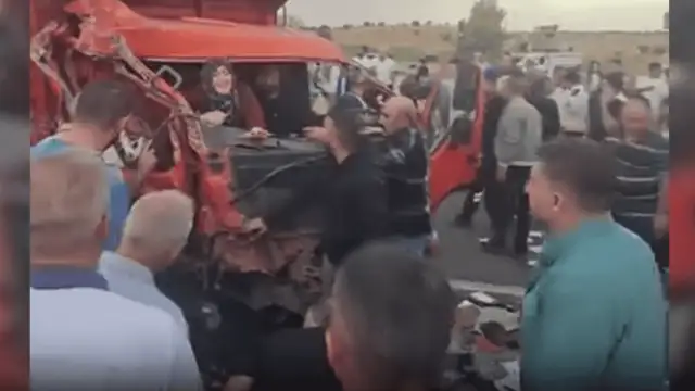 Diyarbakır'da tarım işçilerini taşıyan kamyonet kaza yaptı: 3'ü çocuk 14 yaralı
