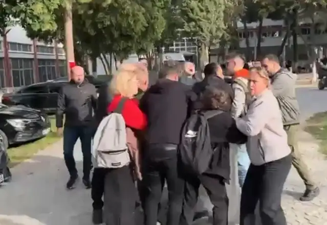 Ege Üniversitesi'nde Adalet Bakanı Tunç'un katıldığı tören öncesi öğrencilerden Hacettepe protestosu: 5 gözaltı